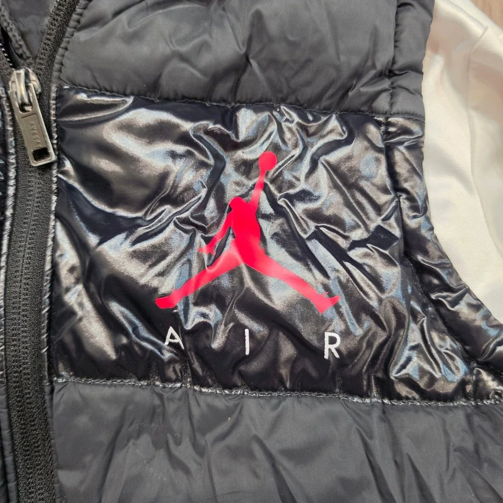 Jordan Boys Puffer Vest Hoodie Jacket Black White Red Jumpman size 6-7 YRS kids